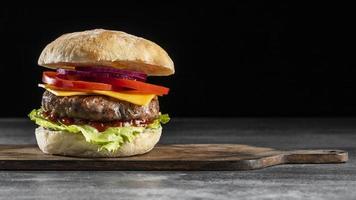 Vorderansicht Burger mit Gemüsefleisch 2. hochwertiges schönes Fotokonzept foto
