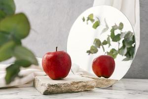 frischer Apfel neben Spiegel. hochwertiges schönes Fotokonzept foto