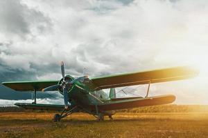 Oldtimer-Flugzeuge, die sich auf den Start vor dem Hintergrund eines Gewitterhimmels vorbereiten foto
