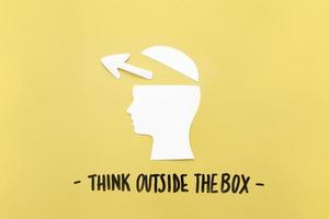 Öffnen Sie das menschliche Gehirn mit Pfeilsymbol in der Nähe von Think Outside Box Message.