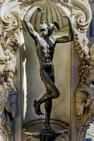 Detail der Basis der Skulptur Perseus mit dem Kopf der Medusa in der Loggia dei Lanzi in Florenz, Italien foto