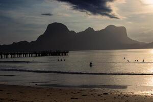 Sonnenuntergang beim Löwe Strand, Palawan, Philippinen. foto