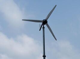 Windmühle Turbine Wind Technologie Umgebung Elektrizität Generator Bauernhof Energie Leistung Alternative Ökologie Bauernhof nachhaltig esg Fonds Innovation Landwirtschaft Feld Ressource Blau Himmel Hintergrund Kopieren Raum foto