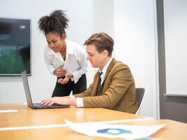 Geschäftsperson Geschäftsfrau Geschäftsmann weiblich männlich Dame Gentleman schwarz Haut Vielfalt afro Haar Arbeit abspielen Notizbuch Computer Schüler Lehrer Bildung Studie Lernen hoch Schule Universität Kopieren sapce foto