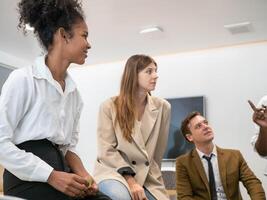 Hören sprechen Diskussion sich unterhalten erklären Geschäftsperson Geschäftsfrau Geschäftsmann Gruppe Zusammenarbeit Kollege Kommunikation Innen- Zimmer Klasse Standort Stand Teilen Idee Mitarbeiter Konferenz zusammen Führer foto