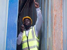 Talkie Walkie Radio sprechen sich unterhalten Diskussion erklären schwarz Haut Süd Afrika Person Menschen Mensch zeigen Finger heiter Steuerung geben bestellen Fabrik Industrie Technologie Ingenieur Container Benutzerdefiniert Mitarbeiter foto