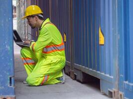 Standort Arbeit Mitarbeiter Mann männlich Person Menschen Mensch aussehen sehen Uhr Notizbuch Computer Gelb Helm Helm Sicherheit Checkliste prüfen oben bestellen Lösung Strategie Geschäft Kopieren Raum Container Ladung Industrie foto