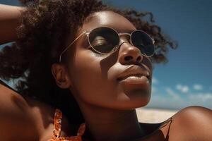 ai generiert ziemlich schwarz jung Frau im Sonnenbrille entspannend auf Strand auf sonnig Tag. Porträt von schön afrikanisch amerikanisch Frau mit geschlossen Augen genießen Urlaub. generativ ai foto