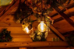 ein rustikal hölzern Hütte mit ein glühend Licht Birne foto