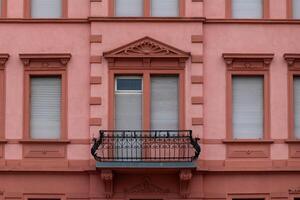 ein alt Haus Fassade im das alt Stadt, Dorf foto