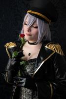 Dominant Frau im schwarz Uniform mit ein Rose im ihr Hand foto