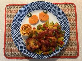 gesund Mittagessen mit basa Filet Fisch gebraten mit Paprika und wenig Öl. Essen gesund Mittagessen , oben Aussicht foto