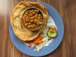 hausgemacht traditionell chole bhatur im indisch Stil foto