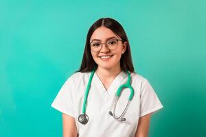 Porträt von ein lächelnd jung latinx Frau medizinisch Student. foto