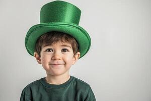 ai generiert jung irisch Junge tragen Kobold Hut mit generativ ai foto