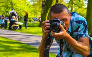 Mann Tourist nimmt Foto Tulpe Blumen Park im liss Niederlande.