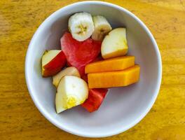 Obst im Schüssel zum Frühstück Wassermelone Apfel Erdbeere Mango Banane. foto