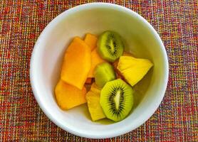 Obst im ein Schüssel zum Frühstück Wassermelone Kiwi Mango Ananas. foto