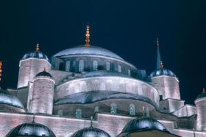 architektonisch Einzelheiten von Sultanahmet oder Blau Moschee beim Nacht foto