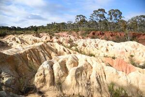 Rosa Klippen geologisch Reservieren Bergbau Aktivität im das spät 19 .. Jahrhundert das dramatisch, bunt Klippen, Heathcote, Viktoria, Australien. foto