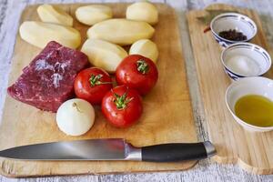 Zutaten zum Rindfleisch Eintopf foto