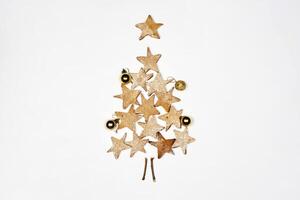 ein hölzern Weihnachten Baum gemacht von Sterne und Ornamente foto