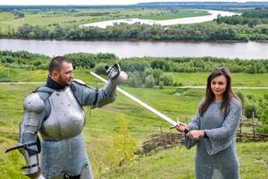 ein Dame im Kette Mail und ein Ritter im Rüstung foto