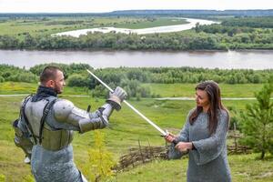 Dame im Kette Mail und ein Ritter im Rüstung foto