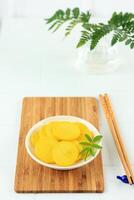 Koreanisch Gelb eingelegt Rettich oder danmuji Seite Gericht foto