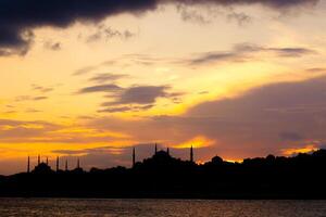 Silhouette von Istanbul beim Sonnenuntergang. Hagia Sophia und Blau Moschee Silhouette foto