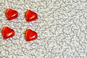 Valentinsgrüße Tag vier Pralinen auf ein Weiß Muster Hintergrund foto
