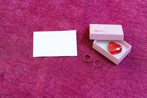 Valentinsgrüße Tag Karte Herz geformt Schokolade und Ringe foto