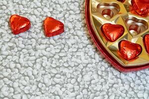 Schokolade Box Valentinsgrüße Tag auf ein Weiß gemustert Hintergrund foto
