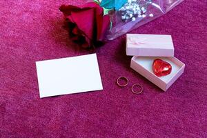 Valentinsgrüße Tag Karte Pralinen Rose und Ringe foto