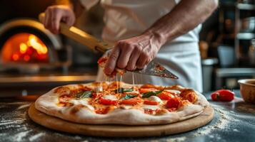 ai generiert ein Pizzaiolo fachmännisch gleiten ein Pizza schälen unter ein frisch gebacken Pizza, bereit zum Schneiden foto