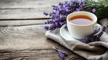 ai generiert ein beruhigend Tasse von mit Lavendel angereichert Tee, ergänzt durch ein Lavendel Strauß foto