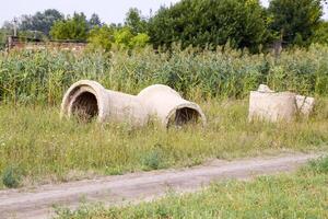 das ausgegraben Beton Rohre von Schlösser von das Bewässerung Reis System foto