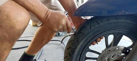 Techniker Patchen ein Reifen Motorrad Reifen foto