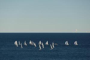 ein Menge von segeln Boote und Yachten im das Meer ging auf ein Segeln Ausflug in der Nähe von Hafen Herkules im Monaco, monte Carlo, segeln Regatta, Rennen foto