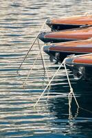 Sonne Blendung auf glänzend Tafel Boote, azurblau Wasser, Ruhe im Hafen Herkules, Bögen von festgemacht Boote beim sonnig Tag, Megayachten, Monaco, Monte Carlo foto