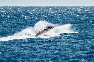 ein Motorboot ist Segeln beim hoch Geschwindigkeit im das Meer in der Nähe von Monaco foto