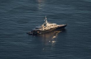 Monaco, einsam Mega Yacht im Meer beim Sonnenuntergang, enorm Motor- Boot, Reichtum Leben von Milliardäre foto