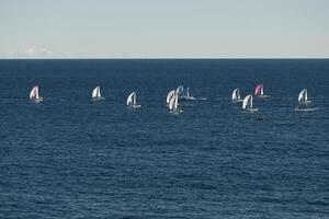 ein Menge von segeln Boote und Yachten im das Meer ging auf ein Segeln Ausflug in der Nähe von Hafen Herkules im Monaco, monte Carlo, segeln Regatta, Rennen foto