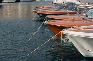 wenige Luxus retro Motor- Boote im Reihe beim das berühmt Motorboot Ausstellung im das Fürstentum von Monaco, monte Carlo, das die meisten teuer Boote zum das reichste Menschen, Boote zum Reich Kunden foto