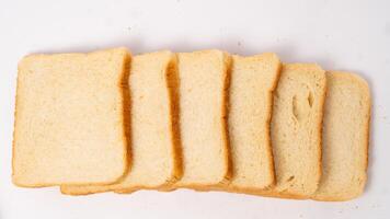 geschnitten Brot isoliert auf Weiß Hintergrund mit Ausschnitt Weg. foto
