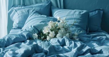 ai generiert Winter Blau Bett Startseite mit Blau Kissen und Weiß Blume Strauß foto