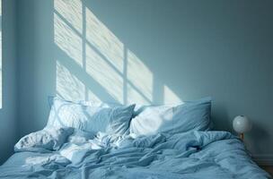ai generiert Licht Blau Bettdecke Abdeckungen auf das Bett foto