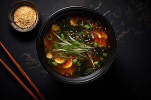 ai generiert Miso Suppe im Schüssel auf dunkel Hintergrund foto