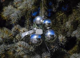 Dekorationen Neu Jahr Baum. Lametta und Spielzeuge, Bälle und andere Dekorationen auf das Weihnachten Weihnachten Baum Stehen im das öffnen Luft. foto