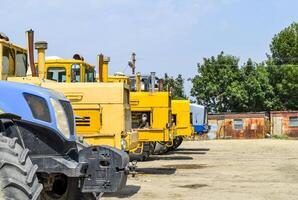 Traktor, Stehen im ein Reihe. landwirtschaftlich Maschinen. foto